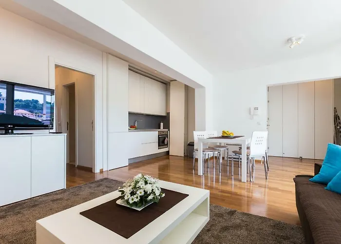 Hoplite 2br With Free Parking