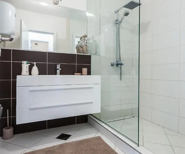 Hoplite 2br With Free Parking 公寓